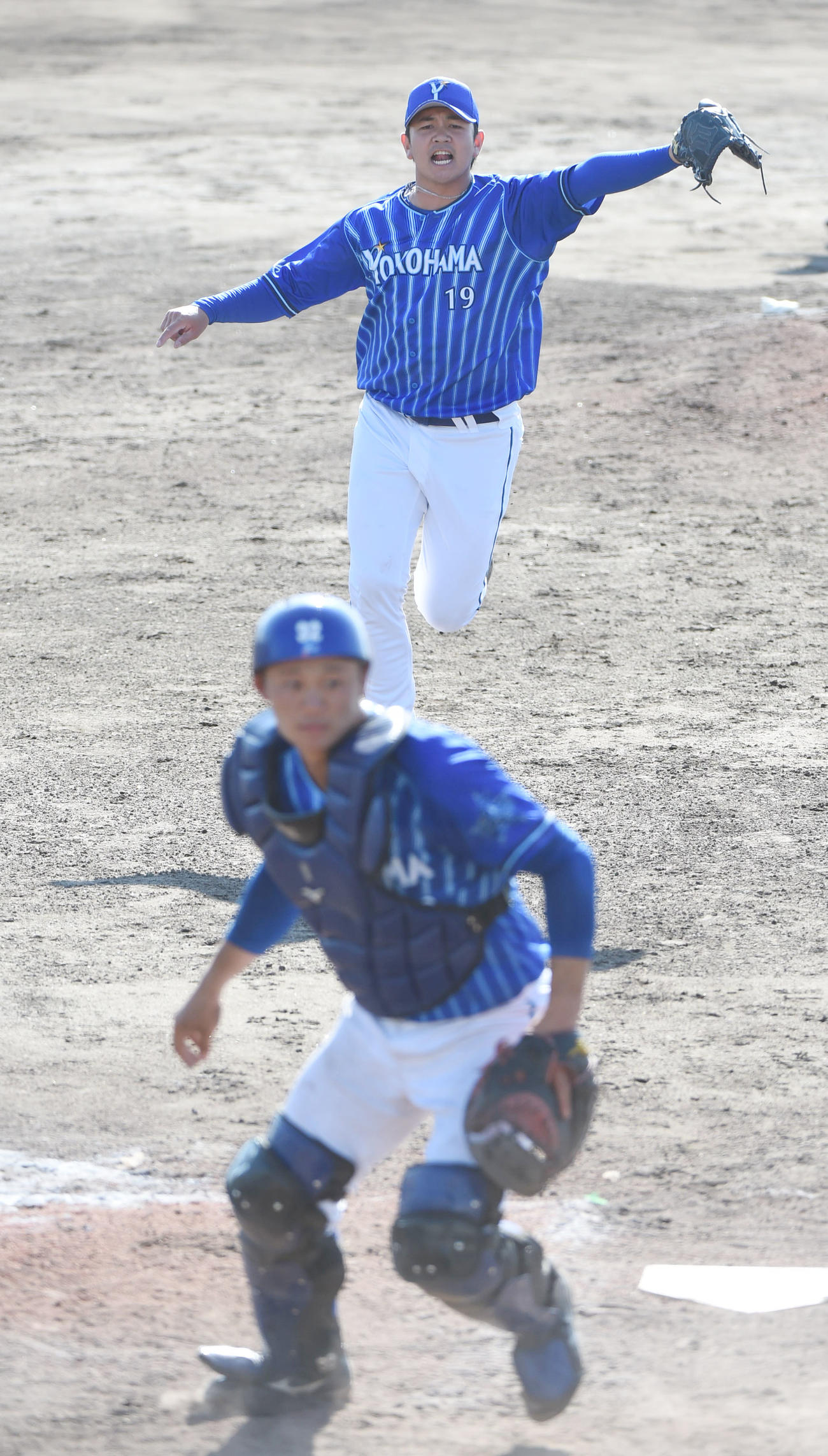 2軍練習試合・中日対DeNA　8回裏中日無死一塁、ボールをそらした益子京右に指示を出すDeNA山崎康晃（撮影・森本幸一）