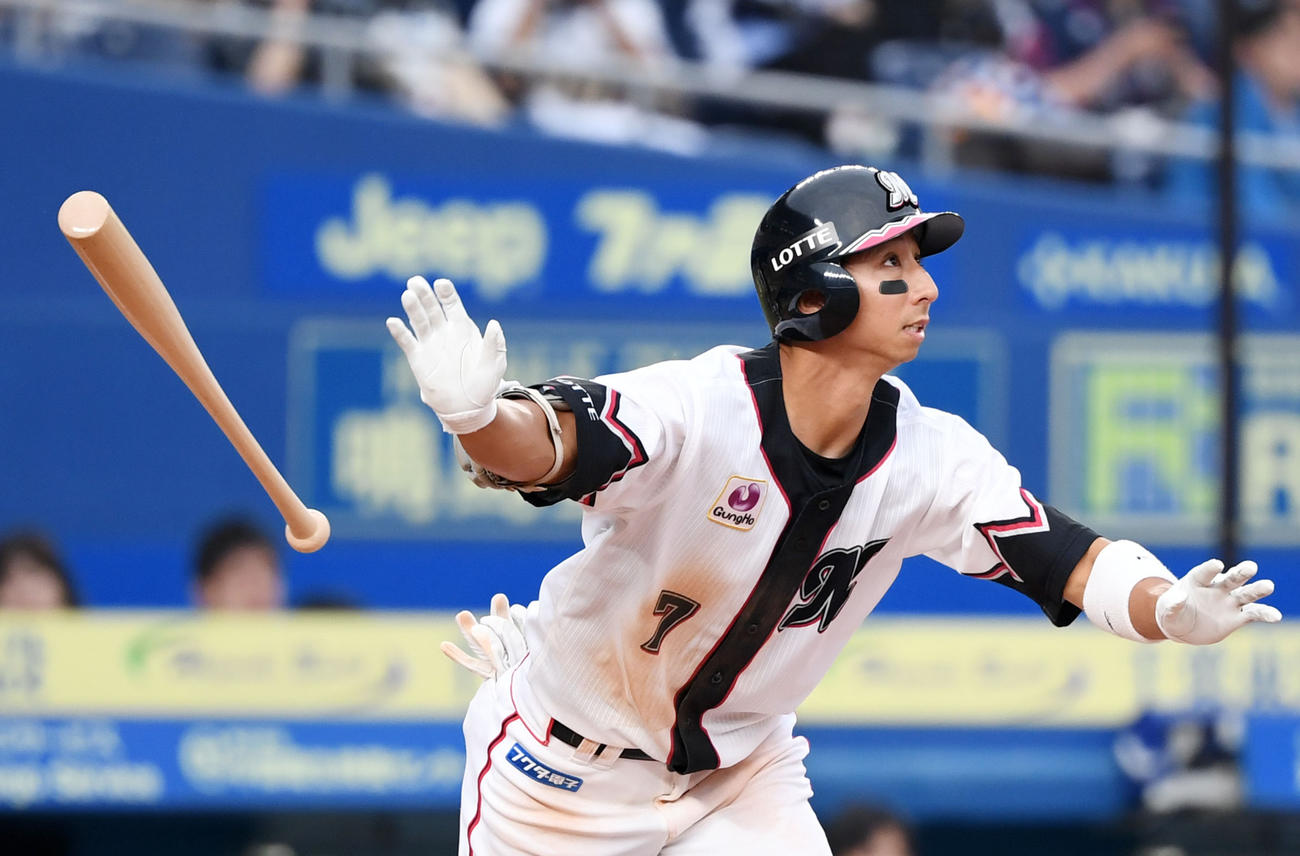 ロッテ対西武　6回裏ロッテ無死一、二塁、右越え3点本塁打を放つ福田秀（撮影・横山健太）