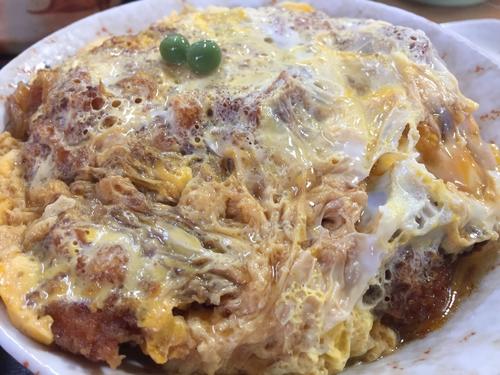 「こけし」のカツ丼。卵二つのダブルエッグ