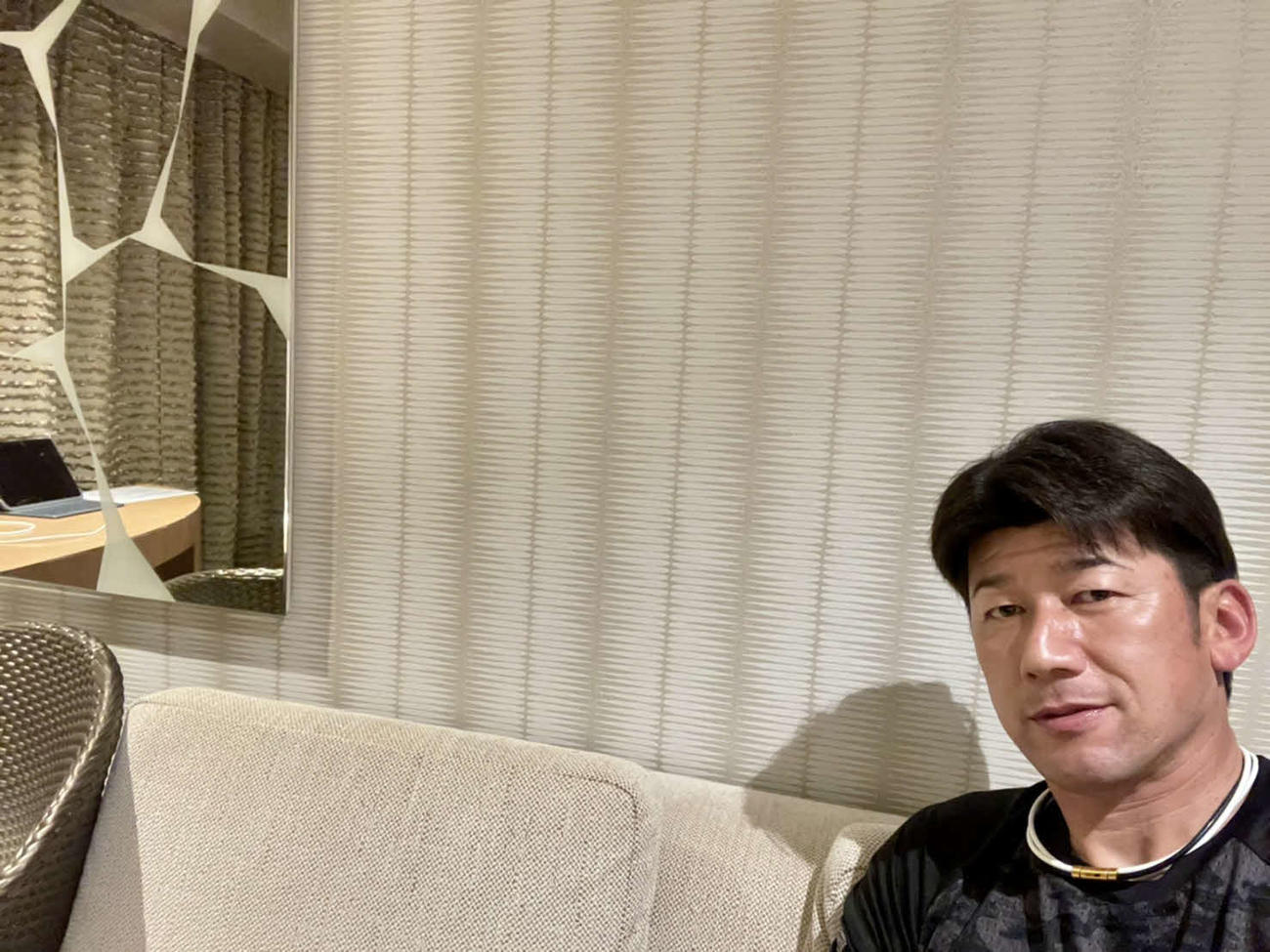 キャンプ中、ホテルの自室でソファに座る三浦監督（本人撮影）