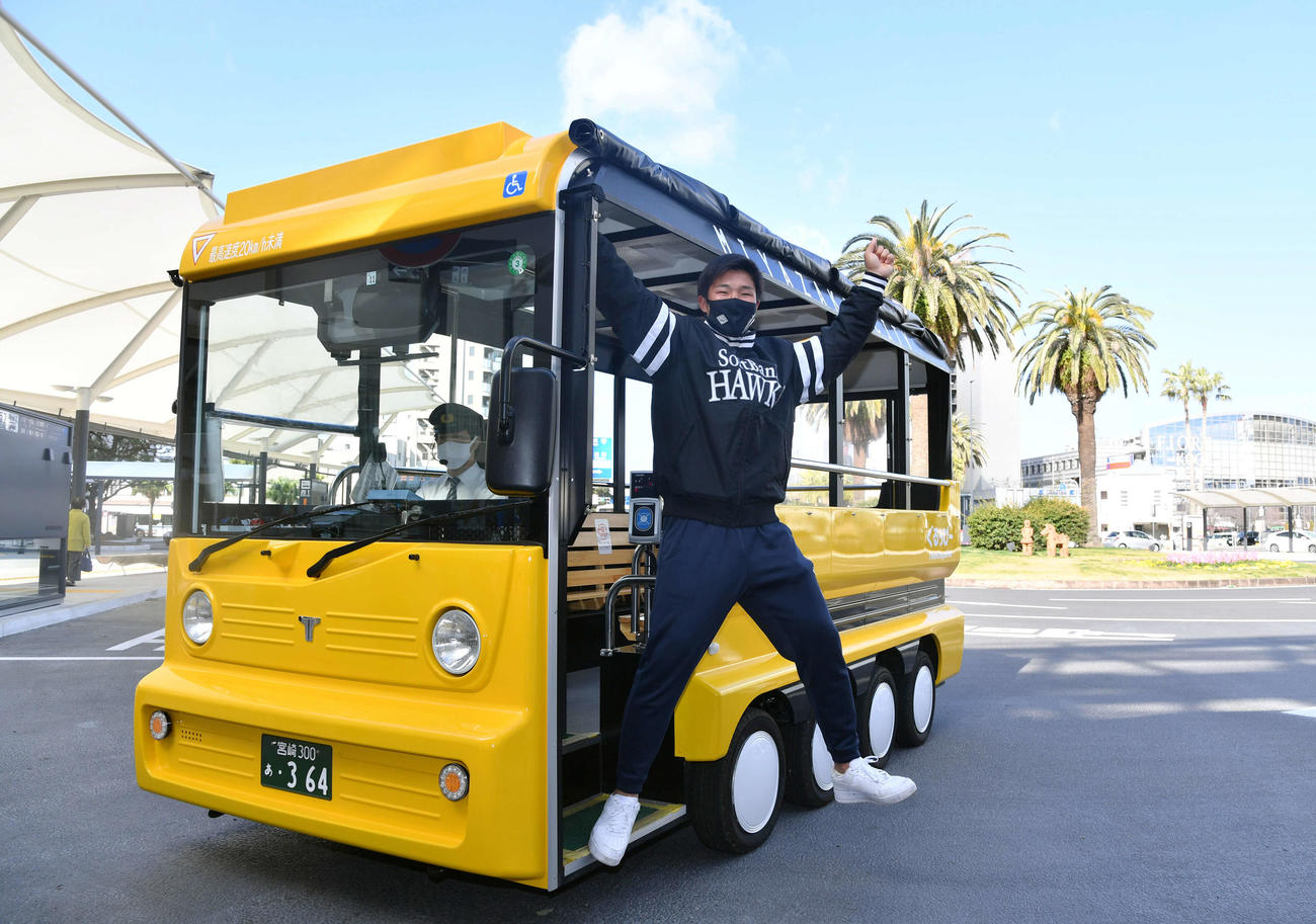 キャンプ休日の新人体験で、小型低速電動バス「ぐるっぴー」に乗車し記念撮影する井上（撮影・岩下翔太）