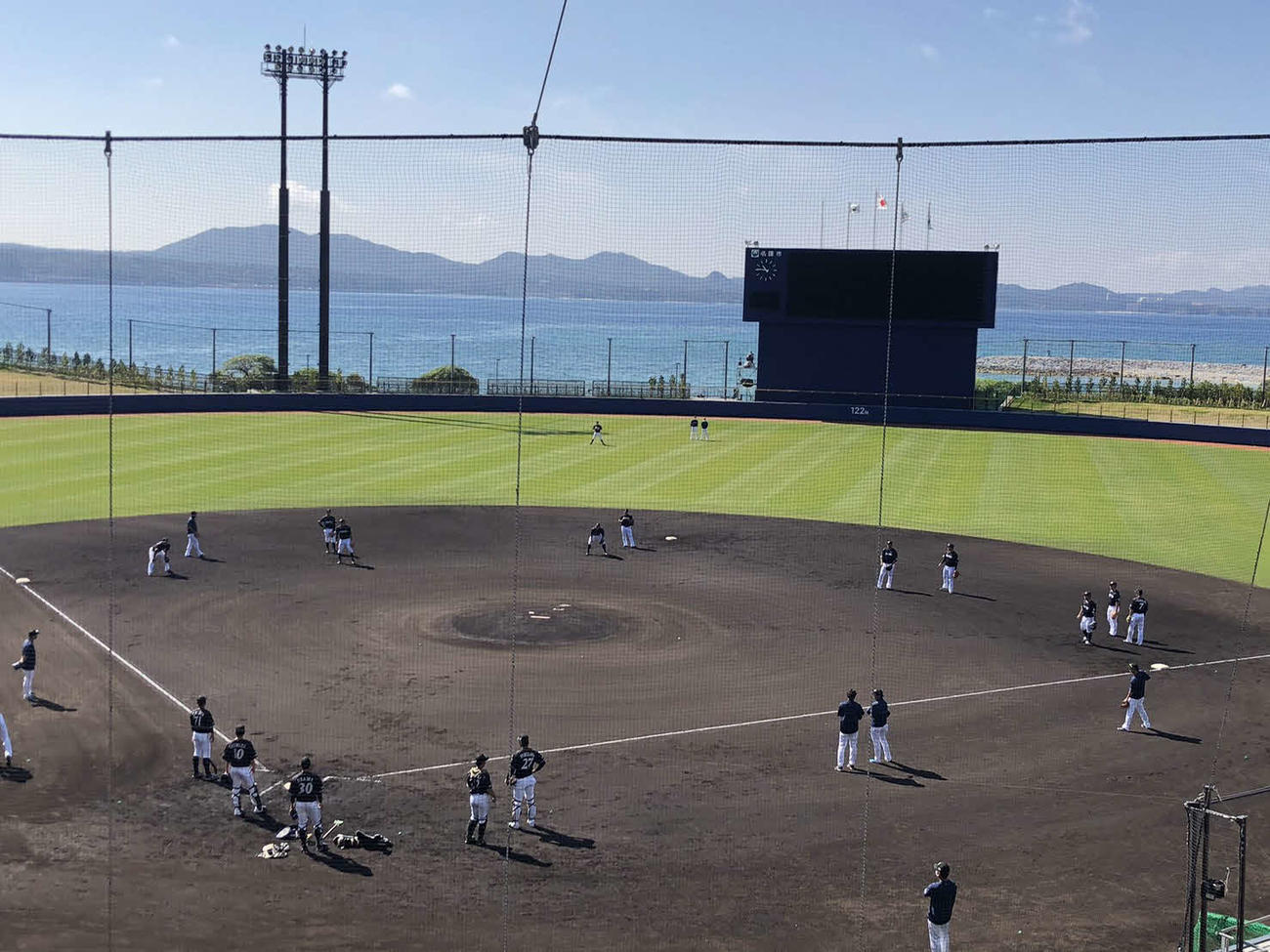 外野手を内野に組み込む守備シフトを練習する日本ハム
