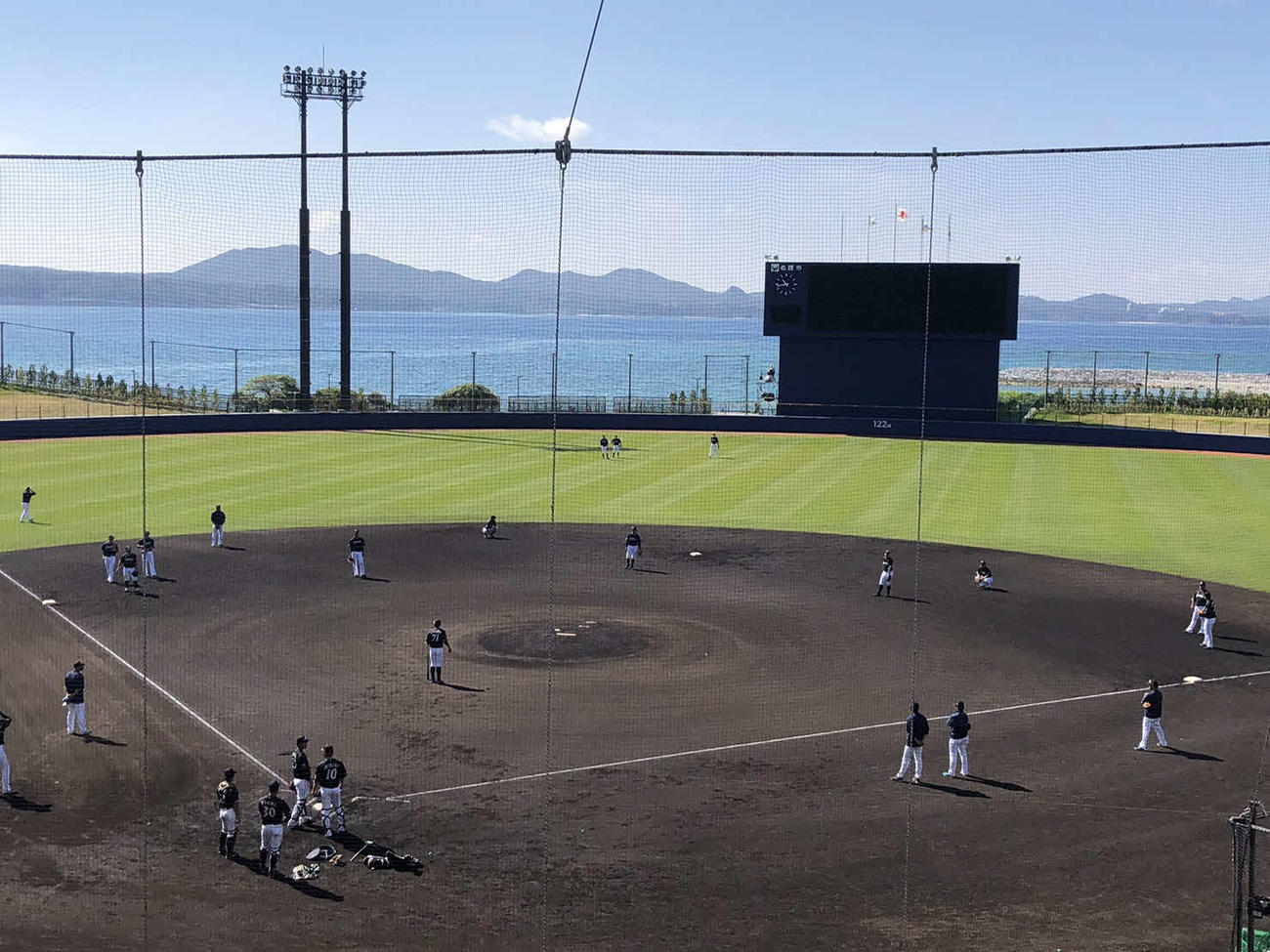 外野手を内野に組み込む守備シフトを練習する日本ハム