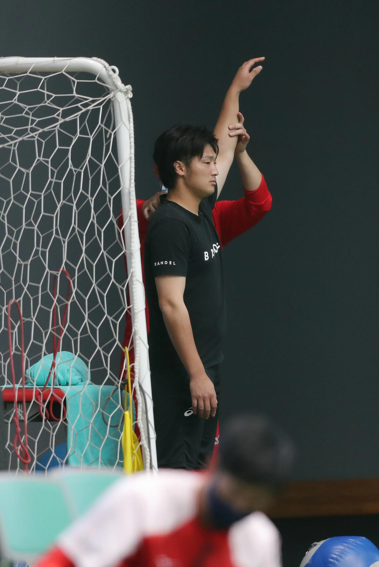 トレーナーに体を見てもらう広島床田（撮影・前田充）