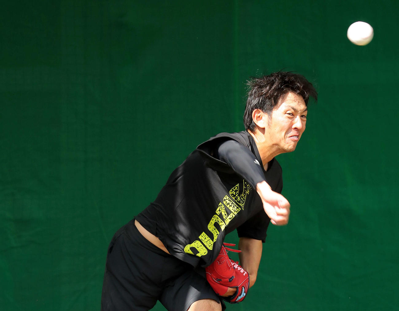 キャンプ休日の22日、ブルペンで調整するヤクルト原（撮影・河田真司）
