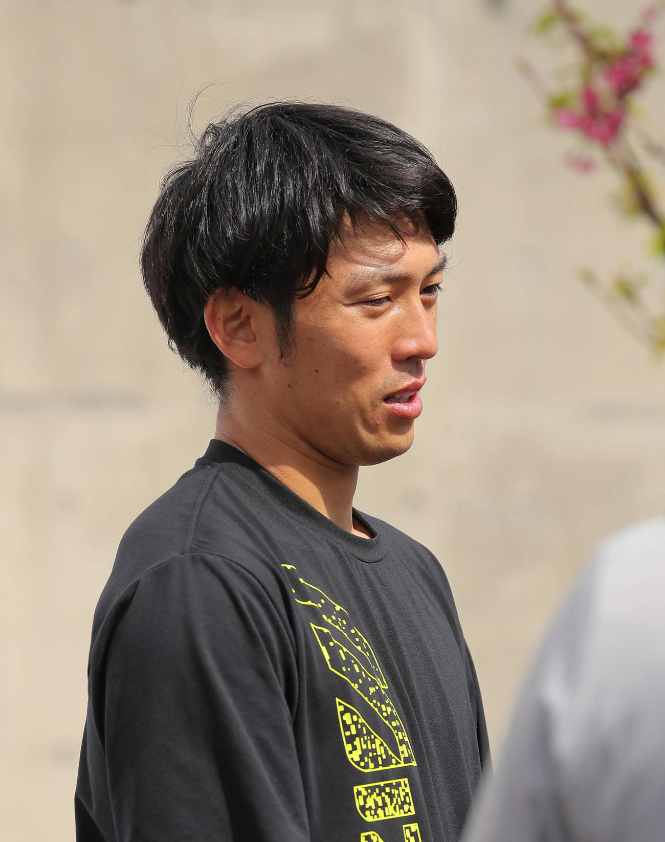 調整を終え、記者の質問に答えるヤクルト原（撮影・河田真司）