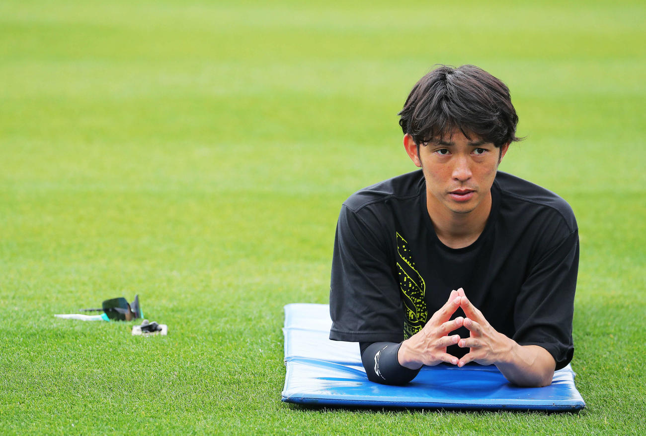 キャンプ休日の22日、グラウンドでストレッチするヤクルト原（撮影・河田真司）