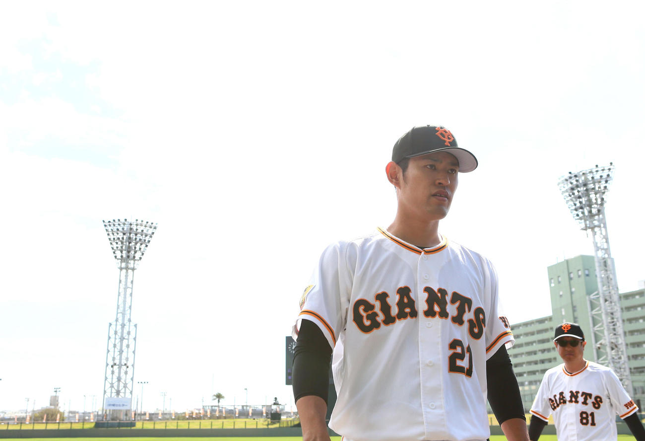 巨人紅白戦　試合開始に向け体を動かす巨人井納（左）。右は宮本コーチ（撮影・足立雅史）