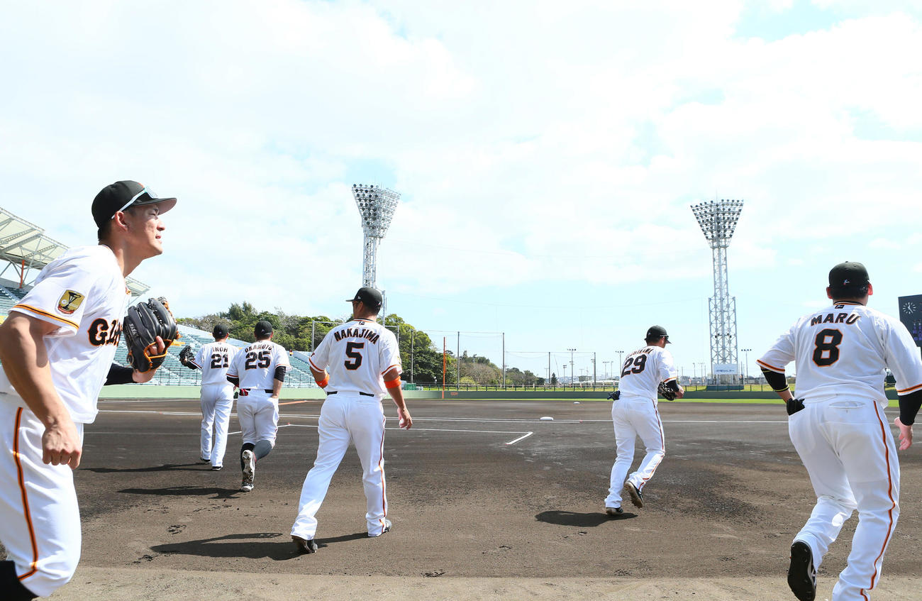 巨人紅白戦　初回守備に就く梶谷（左端）ら白組のメンバー（撮影・足立雅史）