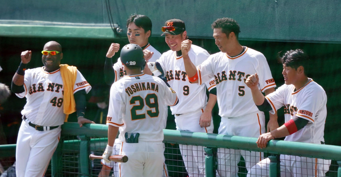 紅白戦の3回裏無死、先制の左越えソロ本塁打を放った吉川（手前）を迎える、左からウィーラー、丸、亀井、中島、岡本和（撮影・鈴木みどり）