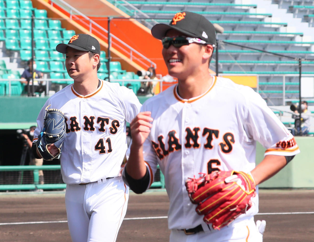 巨人紅白戦　5回から登板し3者連続三振の好投を見せた中川（左）。右は笑顔の坂本（撮影・足立雅史）