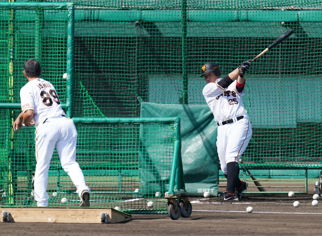 巨人紅白戦後、打撃練習する岡本和（右）。左は石井野手総合コーチ（撮影・江口和貴）