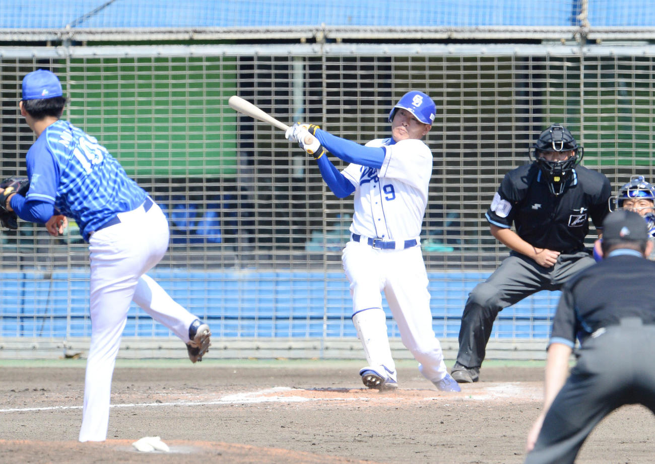 2軍練習試合・中日対DeNA　3回裏中日1死一、二塁、福留は右適時二塁打を放つ（撮影・森本幸一）