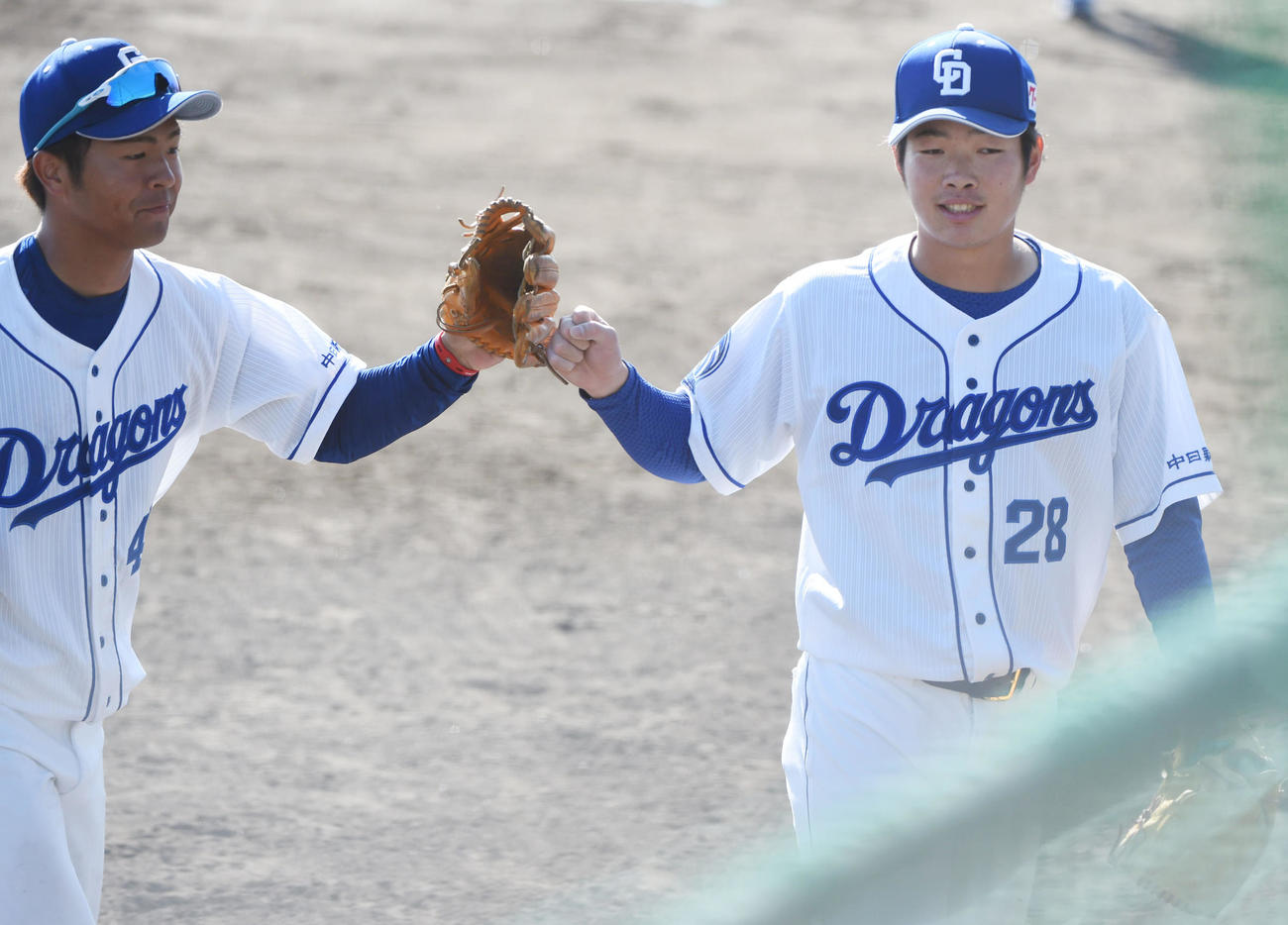 2軍練習試合・中日対DeNA 8回表DeNA攻撃終了、森博人（右）は好守を見せた土田を迎える（撮影・森本幸一）