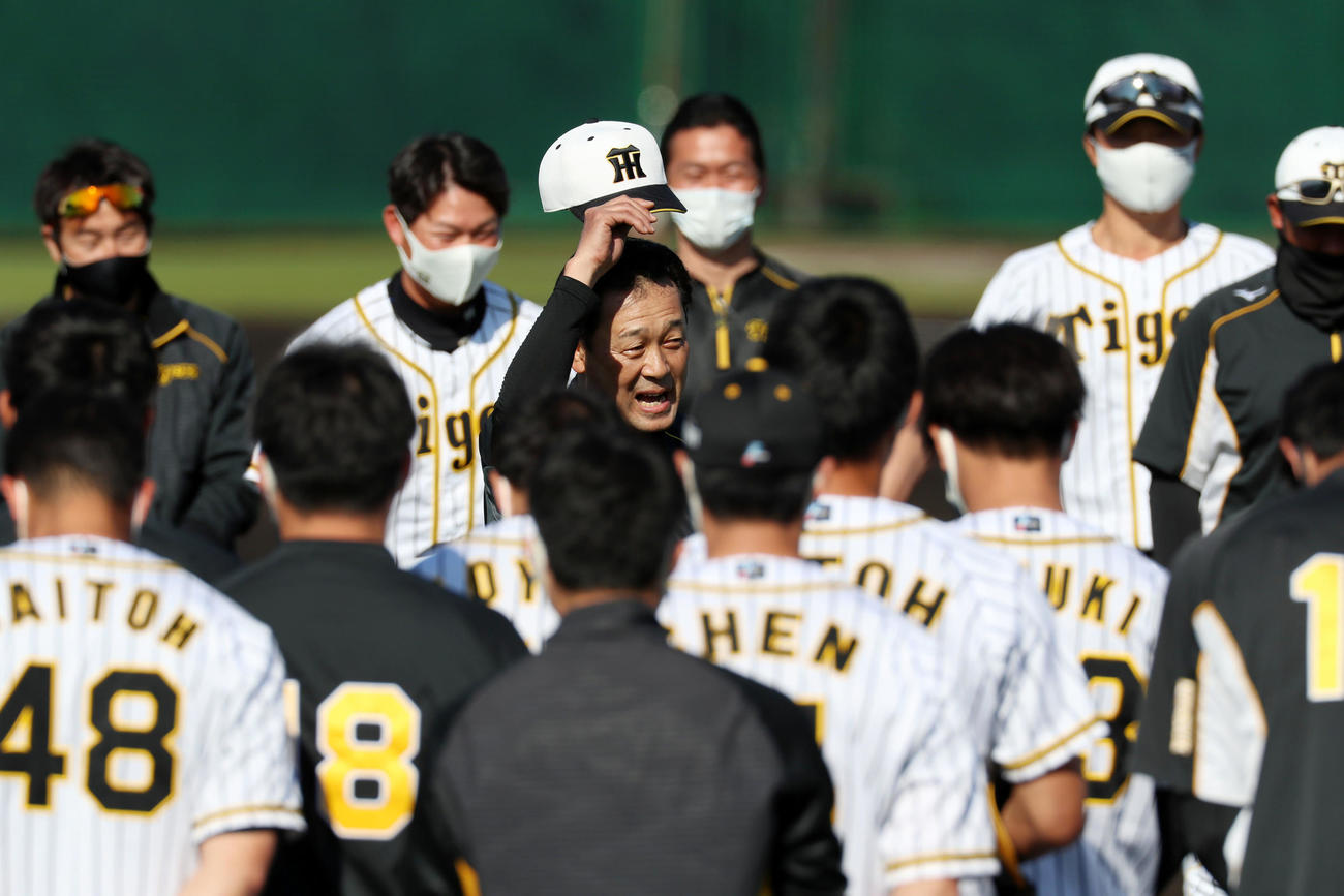 この日で阪神キャンプが最終日となる川相臨時コーチは練習前にナインへあいさつする（撮影・加藤哉）