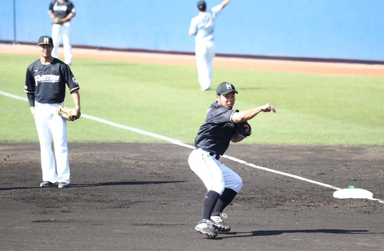 一塁に入り守備練習する近藤（右）、西川ら外野手陣（撮影・黒川智章）