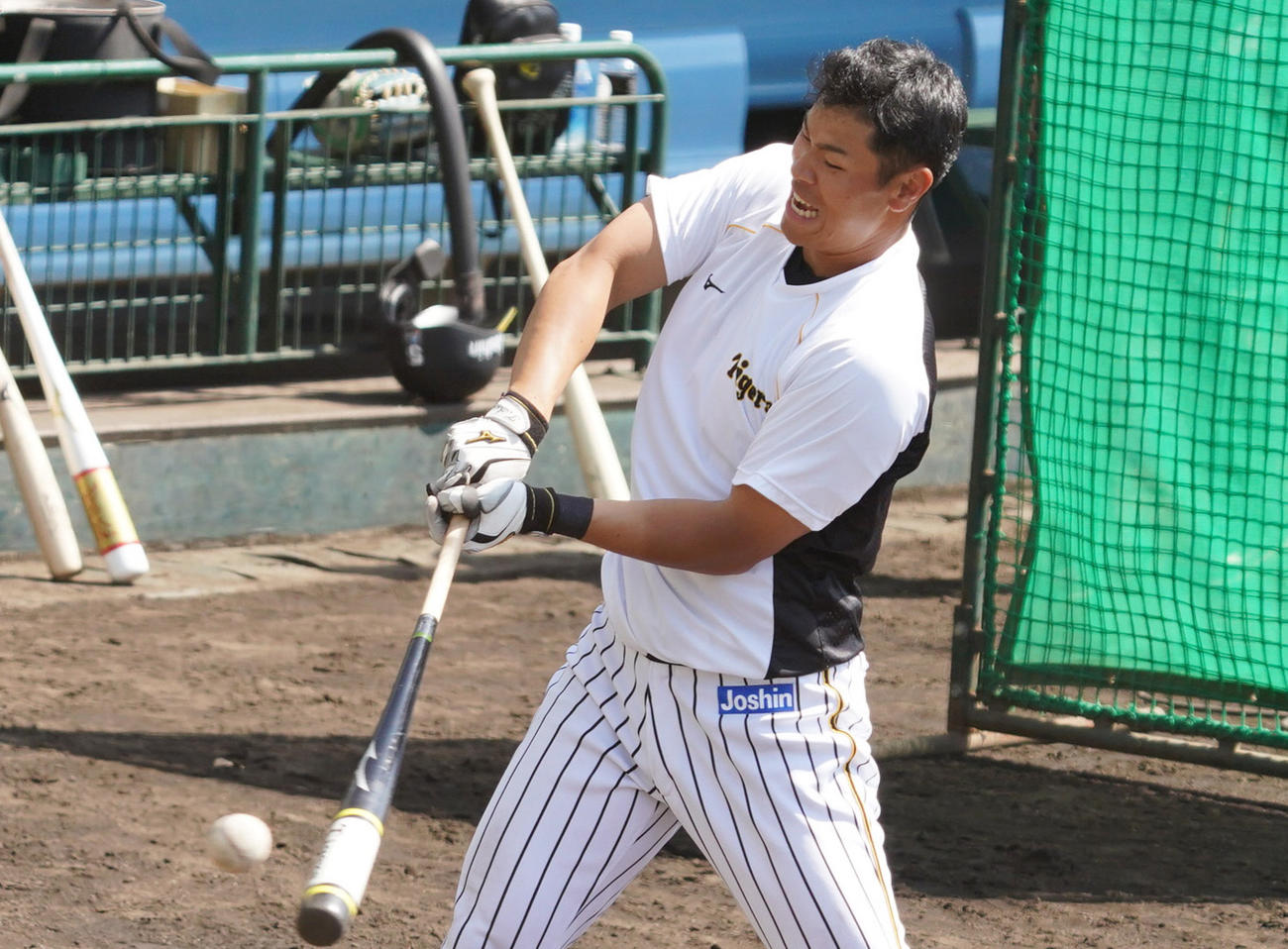 高速の連続トス打ちのスリル打撃を必死にこなす佐藤輝明（撮影・清水貴仁）
