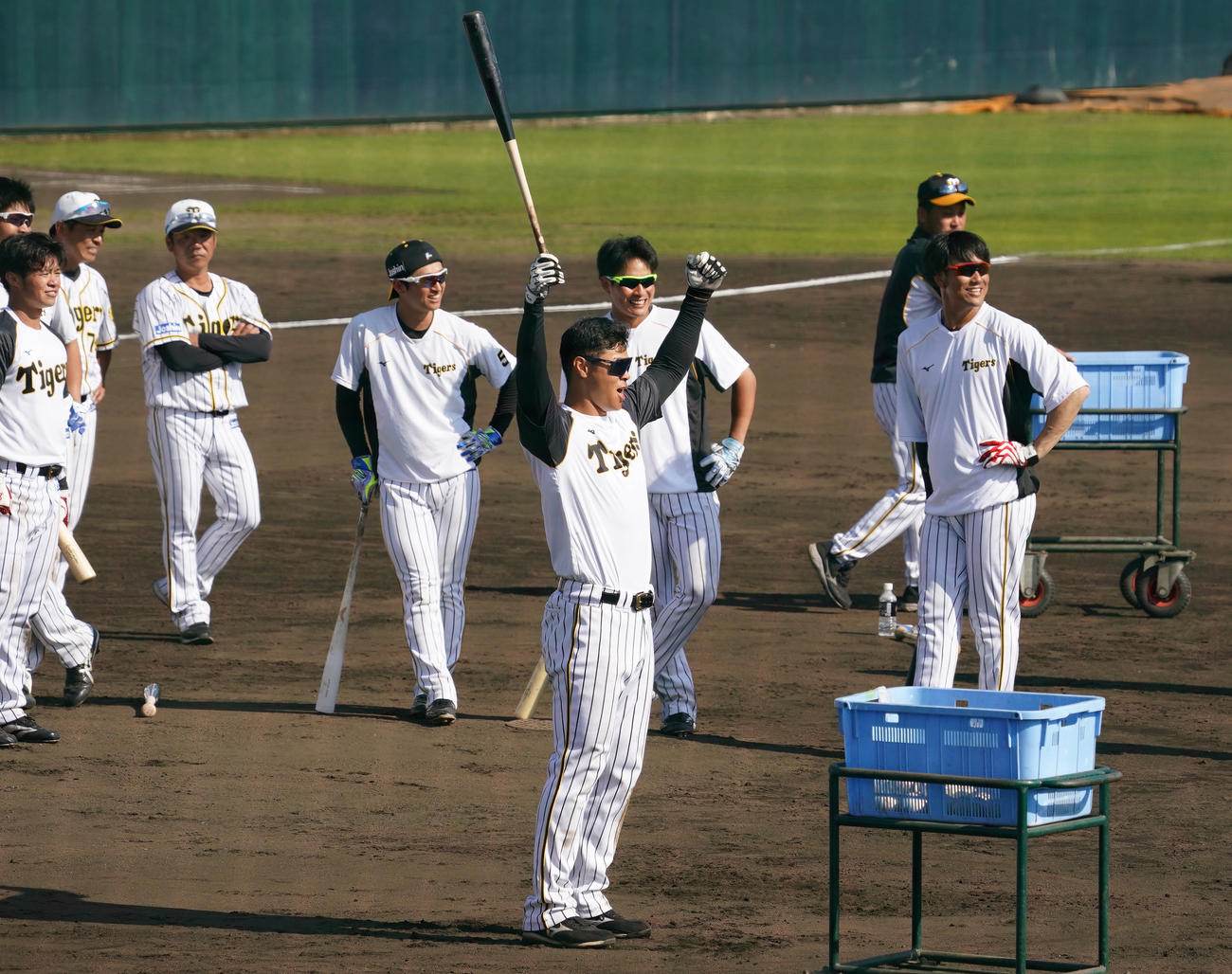 ロングティー勝負を行う佐藤輝明（手前）ら選手たち（撮影・清水貴仁）