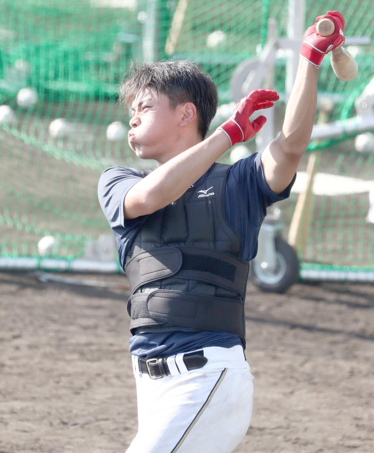 重量10キロのウエイトジャケットを着てロングティーする野村（撮影・黒川智章）