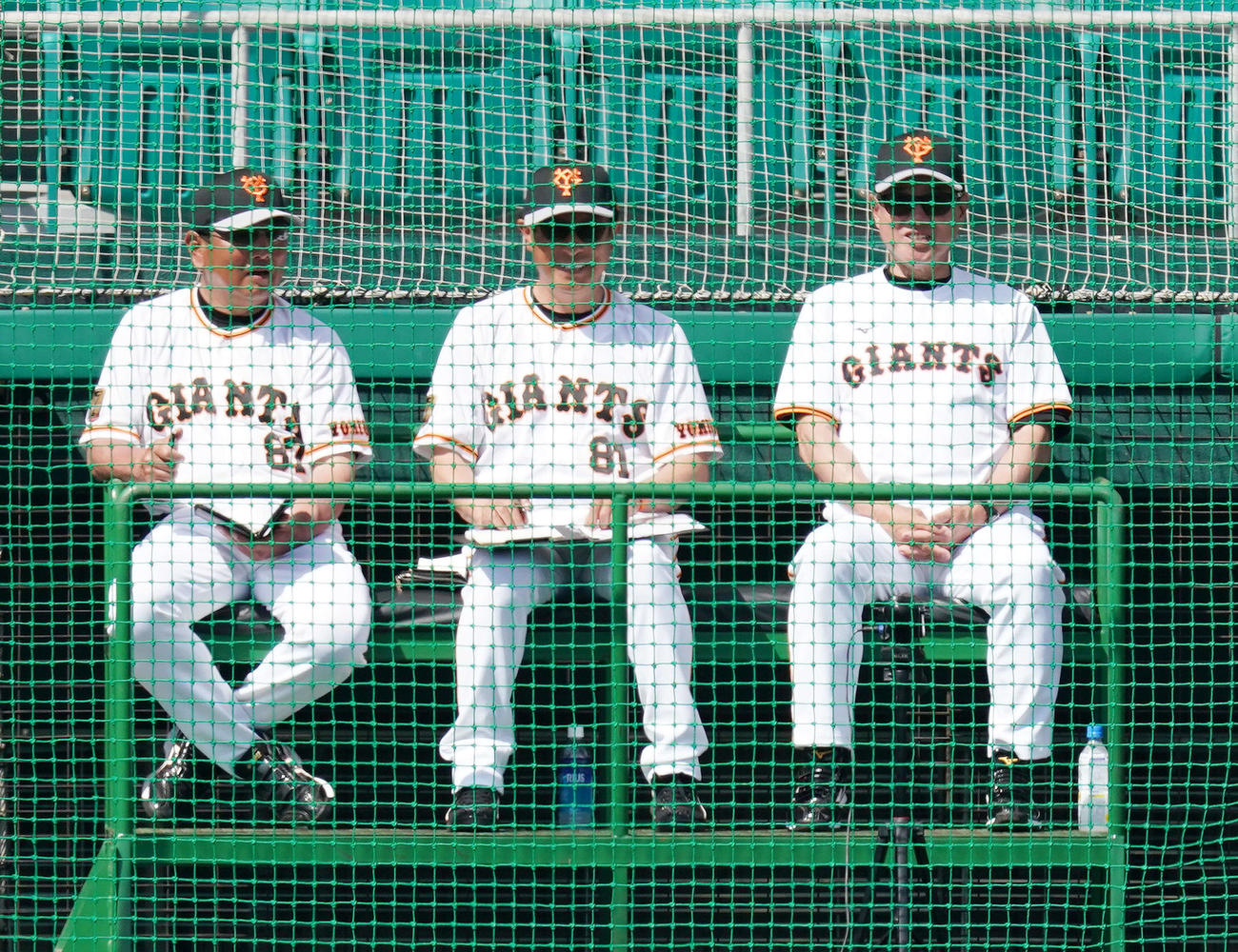 巨人紅白戦　白組の勝利が決まった5回表終了後、笑顔を見せる原監督（右）。中央は宮本投手チーフコーチ、左は吉村作戦コーチ（撮影・江口和貴）