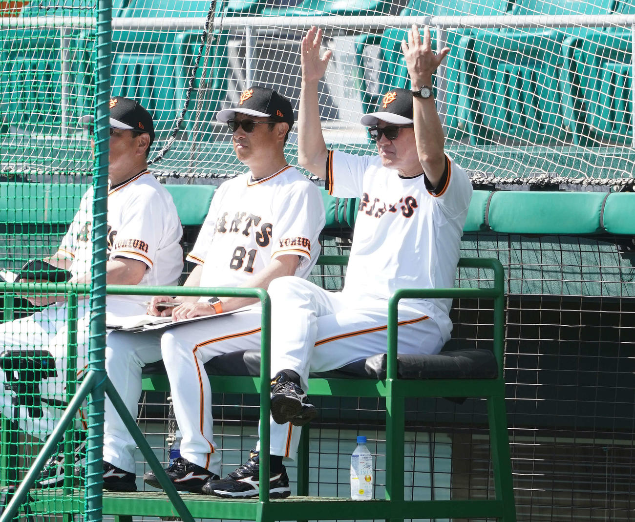 紅白戦で両手を挙げる巨人原監督（右）（撮影・鈴木みどり）