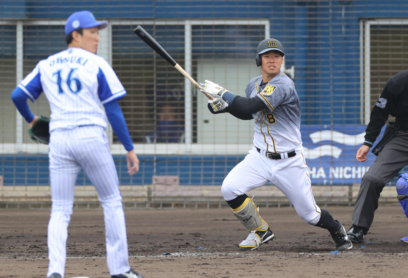 18日、DeNAとの練習試合で大貫から中前打を放つ佐藤輝明