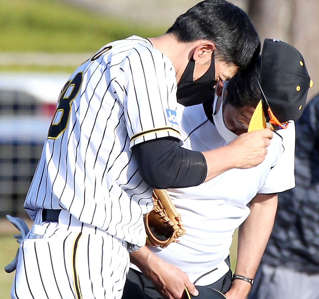 キャンプ最終日となった川相昌弘臨時コーチ（右）にお礼のあいさつをする矢野燿大監督（撮影・上山淳一）