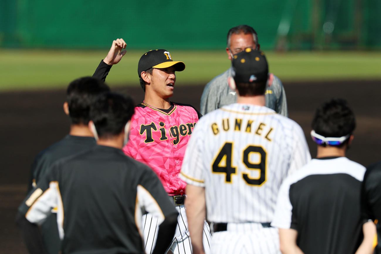 一日主将の伊藤将はナインを前にあいさつする（撮影・加藤哉）