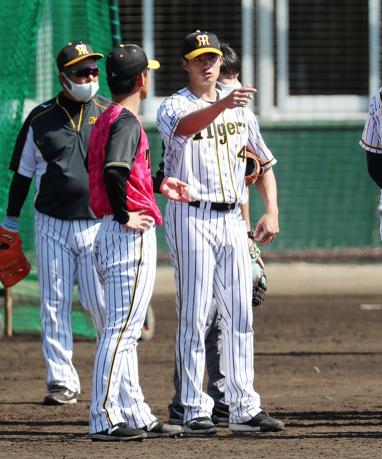 投内連係プレーの練習を終えたウェイン（右）は伊藤将にアドバイスを送る（撮影・加藤哉）