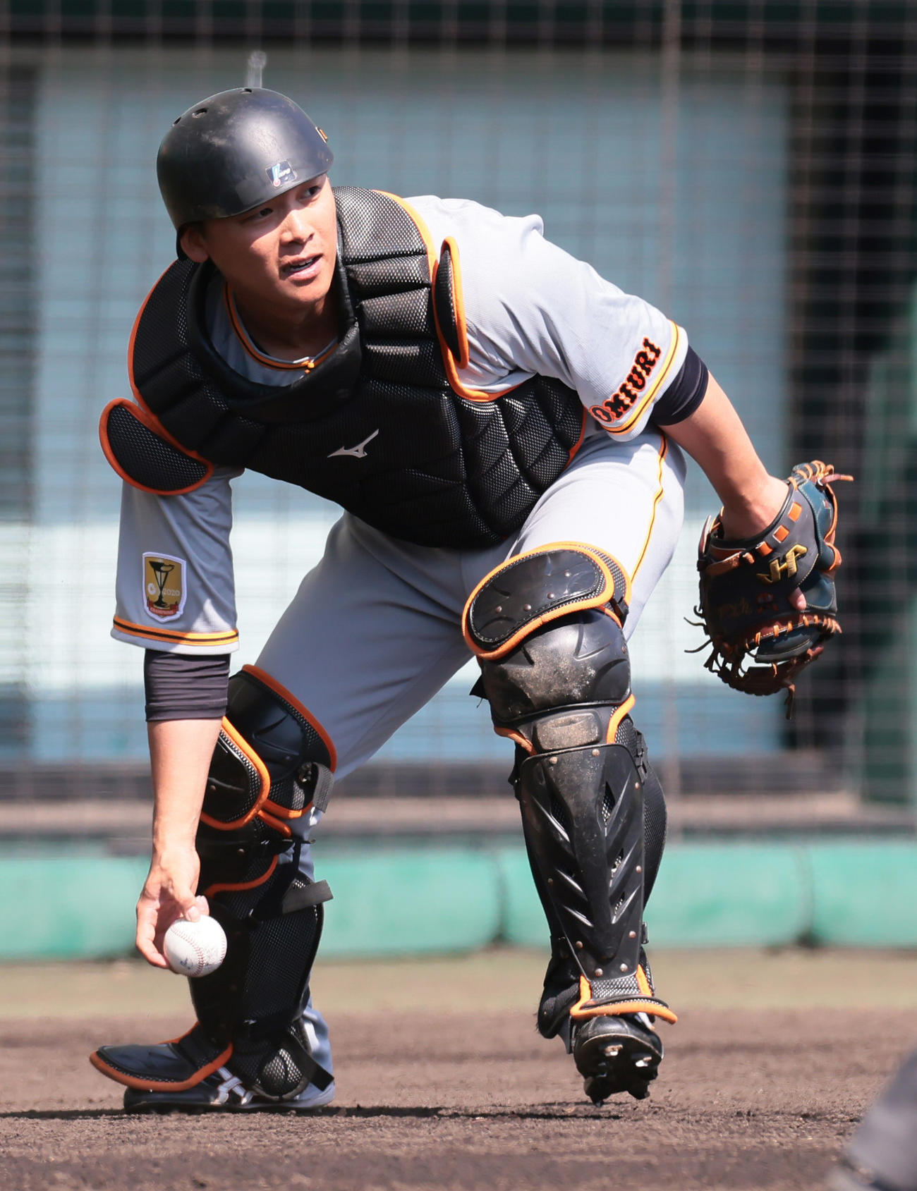 巨人紅白戦　5回裏白組2死一塁、捕逸する石川（撮影・足立雅史）