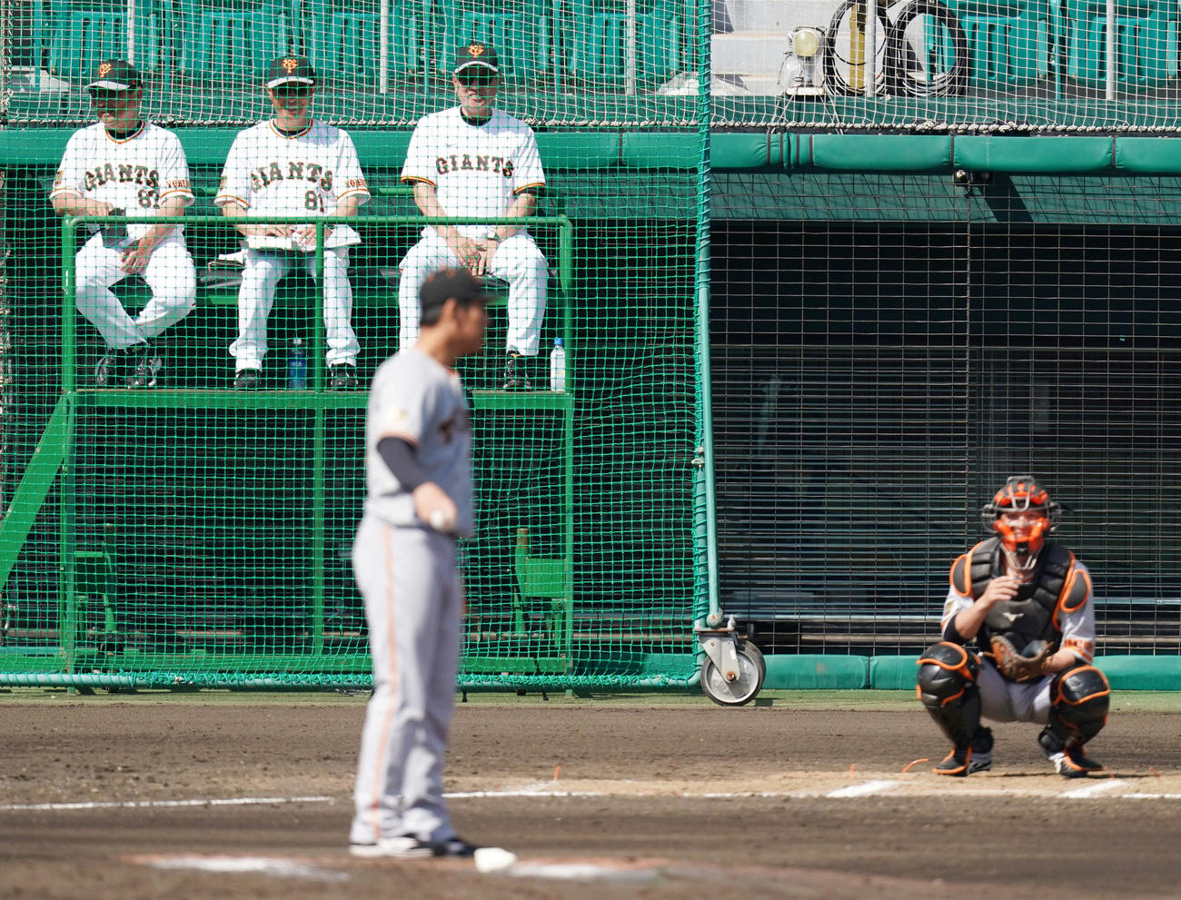 巨人紅白戦　5回裏開始前、マスクをかぶる巨人石川（手前右）に声をかける原監督（後方右）（撮影・江口和貴）