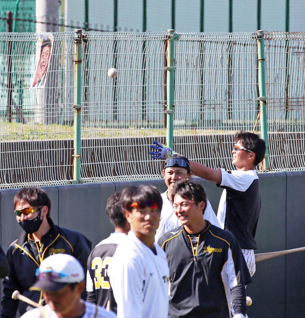 ロングティー打撃の標的となっていた北川コーチの顔写真にボールを投げる井上。ボールは当たったのか？ご想像にお任せします…（撮影・加藤哉）