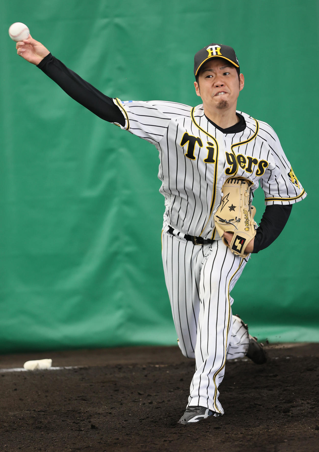 ブルペンで投球する西勇（代表撮影）