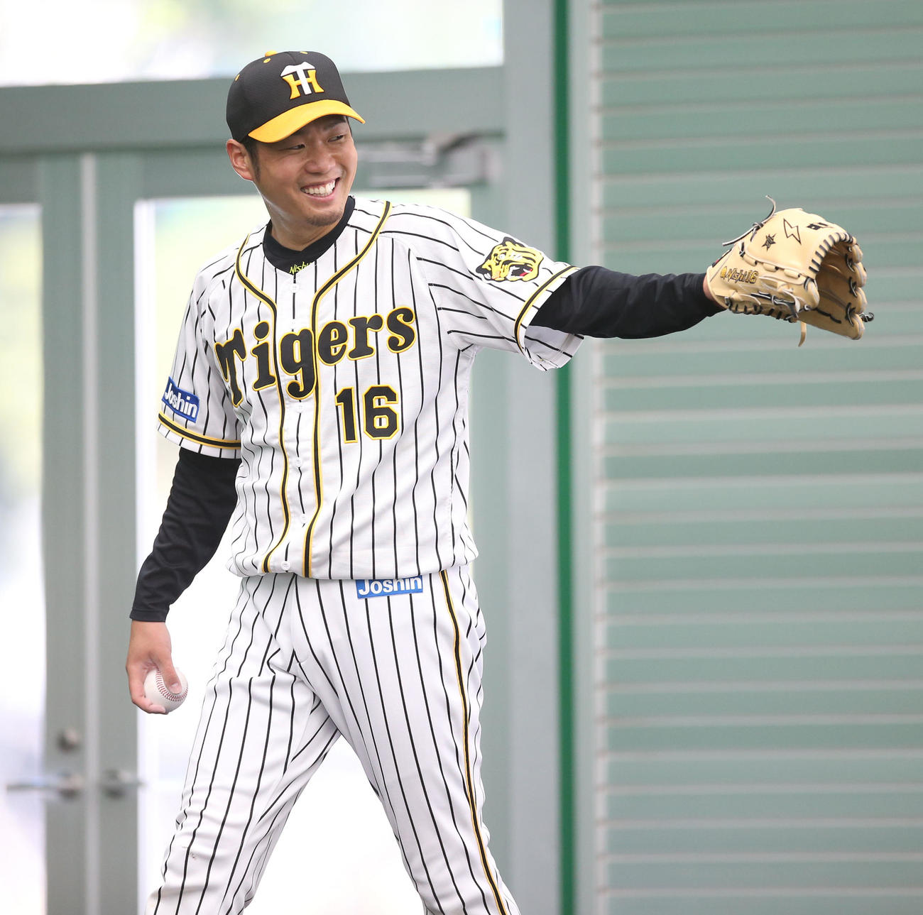 ブルペンで投球する西勇（代表撮影）