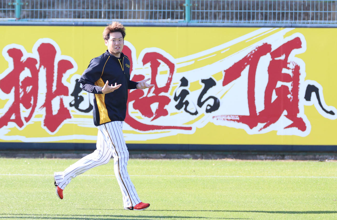 外野をランニングする西勇（撮影・清水貴仁）