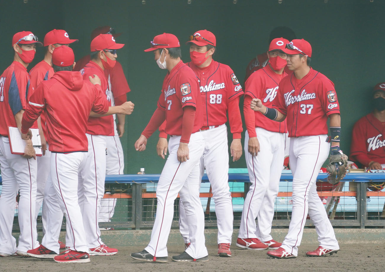 中日対広島　試合終了、中日に勝利しタッチを交わす佐々岡真司監督ら広島ナイン（撮影・森本幸一）