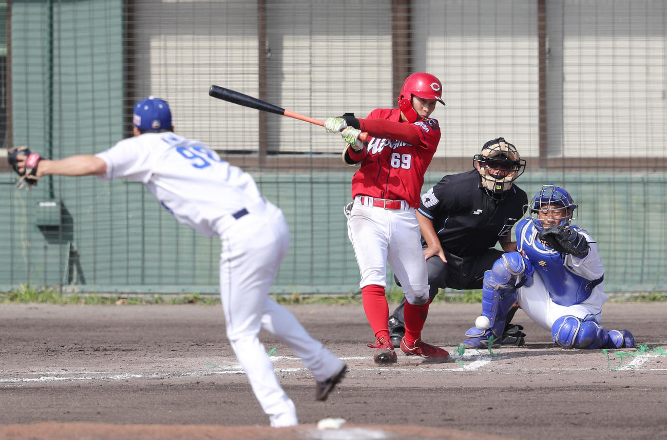 中日対広島　7回表広島2死二、三塁、中前2点適時打を放つ羽月。投手木下（撮影・前田充）