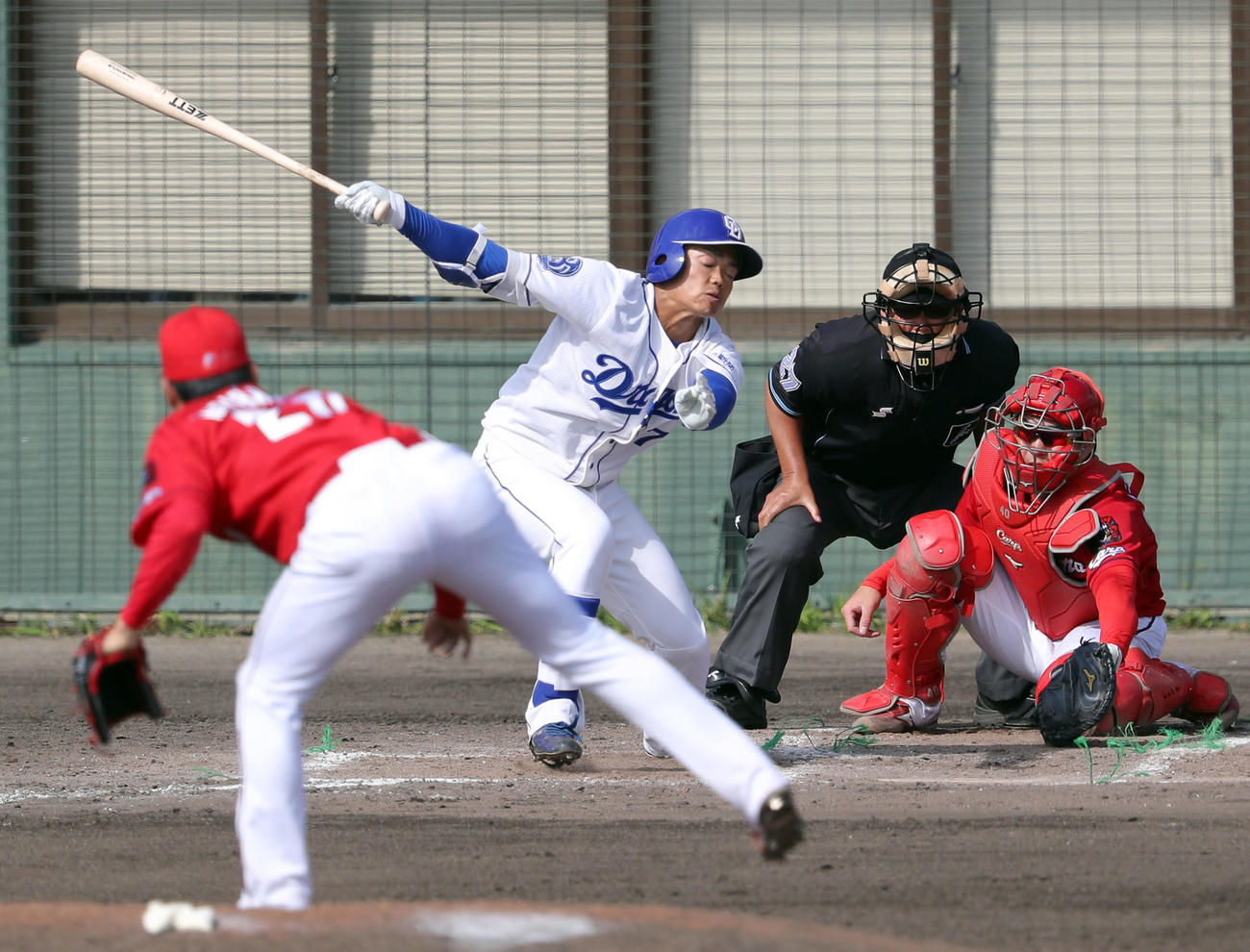 中日対広島　8回裏中日1死、空振り三振に倒れる根尾。投手栗林（撮影・前田充）