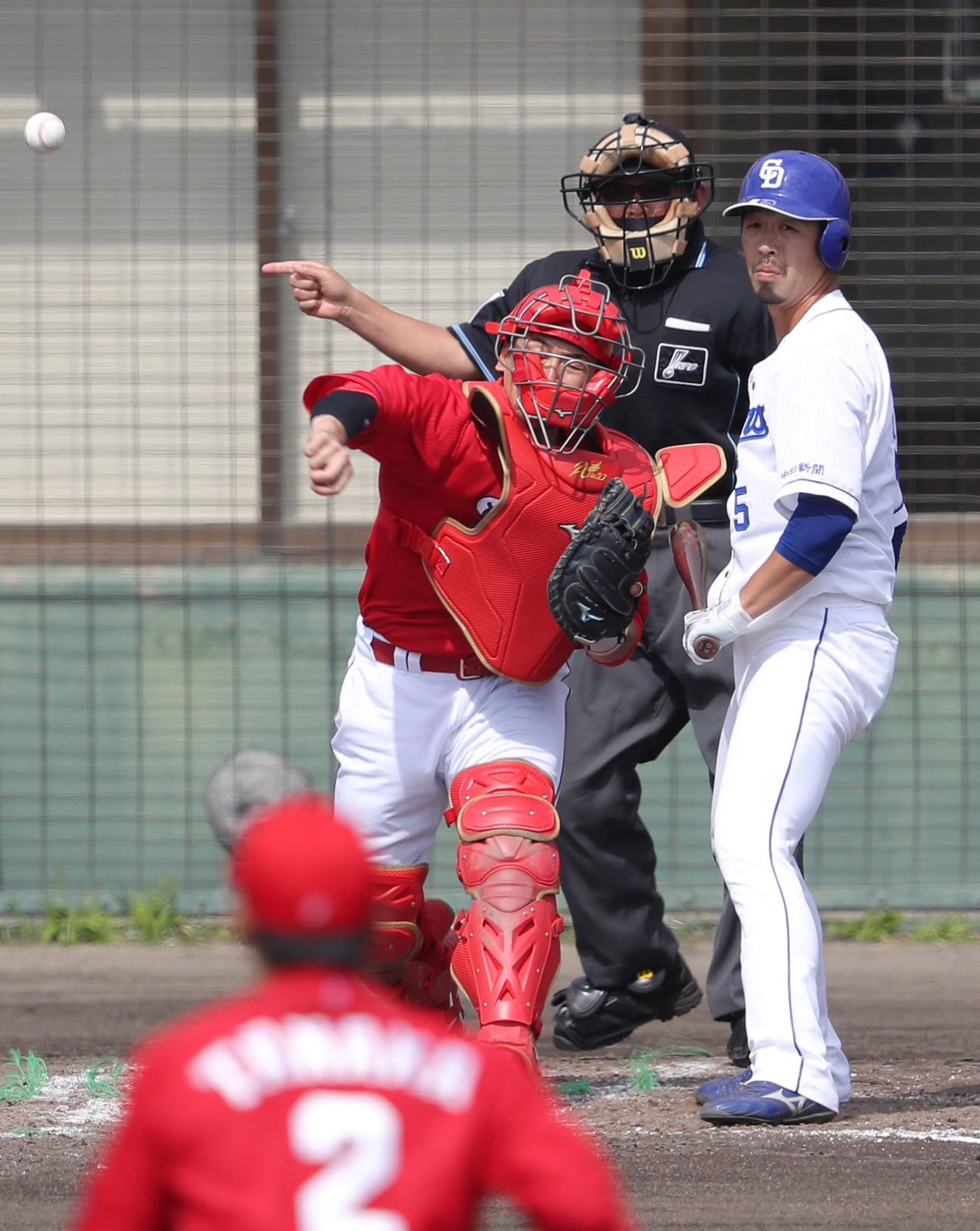 中日対広島　3回裏中日2死一塁、平田の二盗を阻止する会沢。打者阿部（撮影・前田充）
