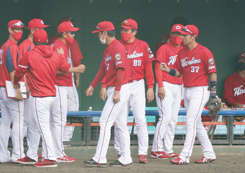 中日対広島　試合終了、中日に勝利しタッチを交わす佐々岡真司監督ら広島ナイン（撮影・森本幸一）