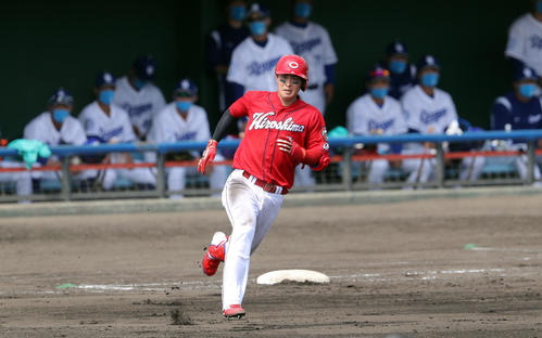 中日対広島　4回表広島2死、中越え本塁打を放ち一塁をまわる堂林（撮影・前田充）