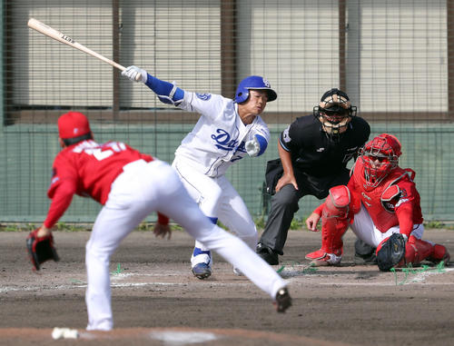 中日対広島　8回裏中日1死、空振り三振に倒れる根尾。投手栗林（撮影・前田充）