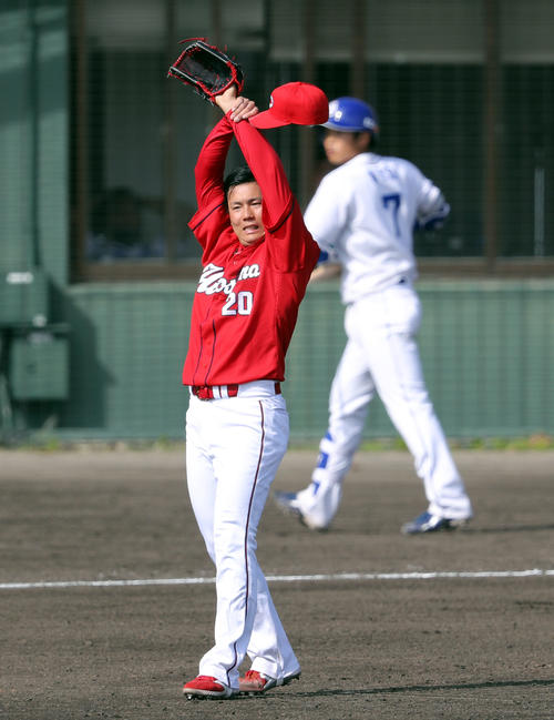 中日対広島　8回裏中日1死、根尾（後方）を空振り三振に仕留めた栗林（撮影・前田充）