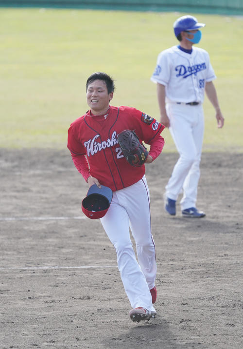 中日対広島　8回裏中日攻撃終了、中日の攻撃を打者3人で打ちとり明るい表情を見せる広島4番手で登板した栗林良吏（撮影・森本幸一）