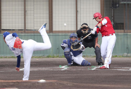中日対広島　1回表広島2死、右越え本塁打を放つ鈴木誠。投手清水（撮影・前田充）