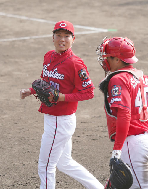 中日対広島　8回裏中日攻撃終了、中日の攻撃を打者3人で打ちとり磯村嘉孝と言葉を交わしベンチへ戻る広島4番手で登板した栗林良吏（左）（撮影・森本幸一）