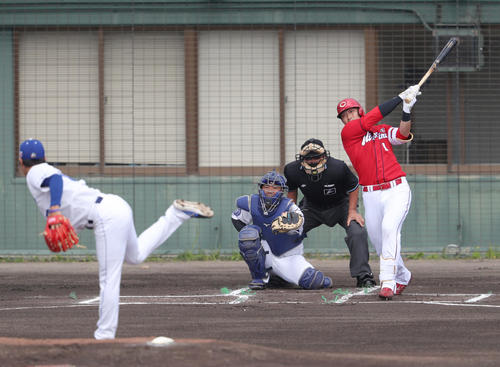 中日対広島　1回表広島2死、右越え本塁打を放つ鈴木誠。投手清水（撮影・前田充）
