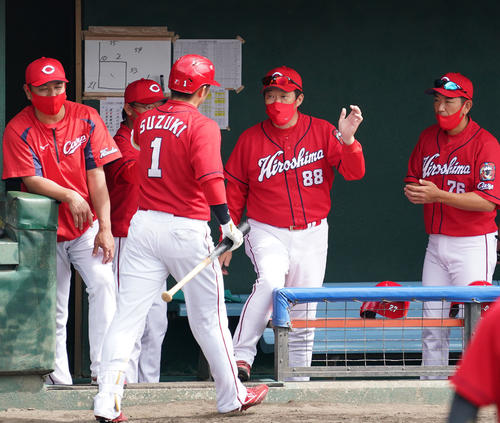 中日対広島　1回表広島2死、右越え本塁打を放った鈴木誠也を迎える佐々岡真司監督（撮影・森本幸一）