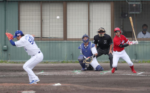 中日対広島　3回表広島2死、中前打を放つ菊池涼。投手清水（撮影・前田充）