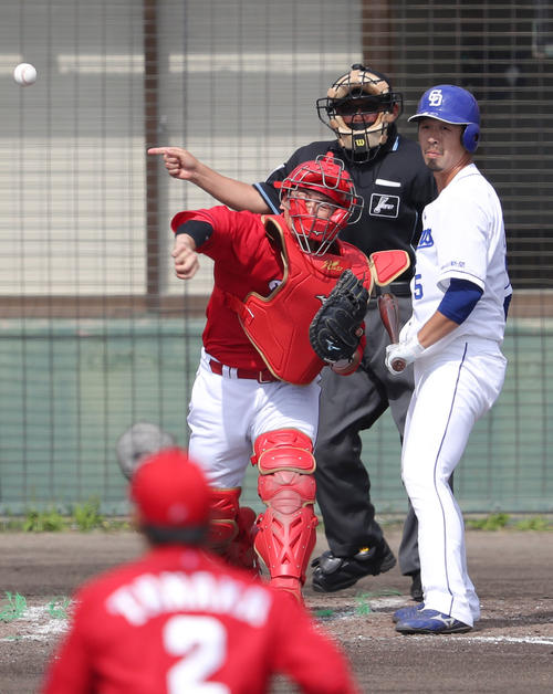 中日対広島　3回裏中日2死一塁、平田の二盗を阻止する会沢。打者阿部（撮影・前田充）